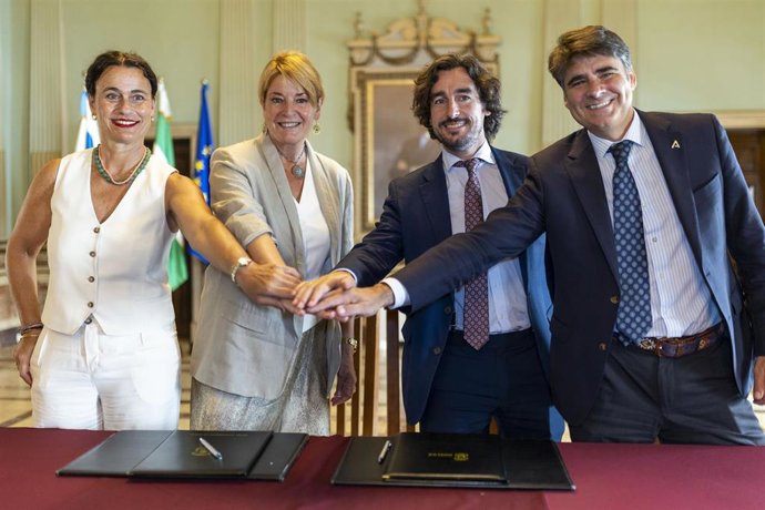 Firma del convenio marco para la colaboración con 'Andalucía Emprende' y el Ayuntamiento de Huelva para fomentar el emprendimiento y la innovación en la capital.