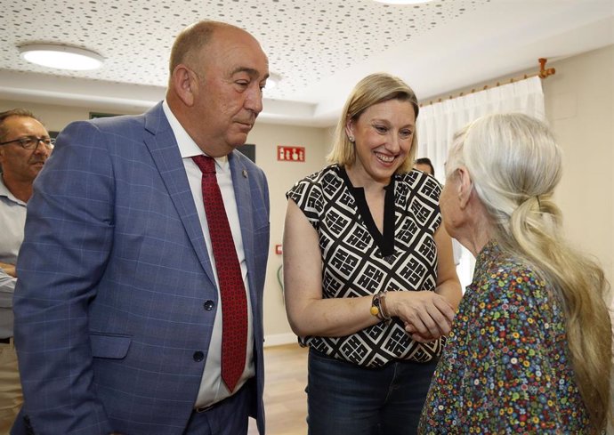 De Vicnete y Blanco en la visita a las dos nuevas unidades de convivencia para mayores.