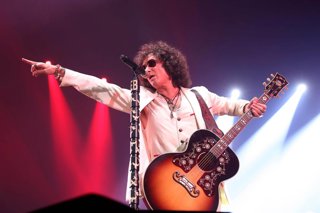 Archivo - Bunbury estalla y detiene su show en Ecuador: "Todo el puto concierto con la puta cámara"