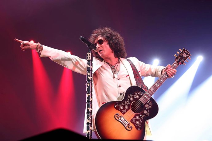 Archivo - Bunbury estalla y detiene su show en Ecuador: "Todo el puto concierto con la puta cámara"
