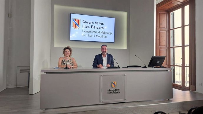 La directora general de Movilidad, Lorena del Valle, y el conseller de Vivienda, Territorio y Movilidad, José Luis Mateo, en rueda de prensa.
