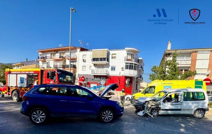 Tres personas han resultado heridas y una de ellas ha tenido que se excarcelada de su coche en la mañana de este viernes cuando dos vehículos han colisionado frontalmente en el núcleo de población de Estación de Cártama.