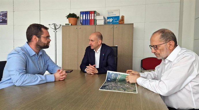 El alcalde de Tapia, Pedro Fernández; el viceconsejero de Política Sanitaria, Pablo García, y el jefe del Servicio de Obras de la consejería, Jesús Menéndez.
