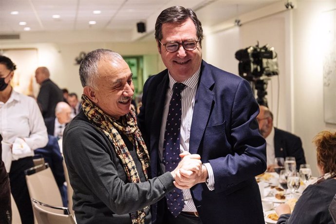 Archivo - El presidente de la CEOE, Antonio Garamendi (d), y el secretario general de UGT, Pepe Álvarez (i).