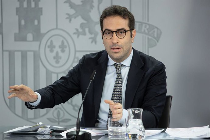 El ministro de Economía, Comercio y Empresa, Carlos Cuerpo, durante una rueda de prensa posterior a la reunión del Consejo de Ministros, en el Palacio de La Moncloa, a 24 de junio de 2025, en Madrid (España). El Consejo de Ministros ha deliberado sobre la