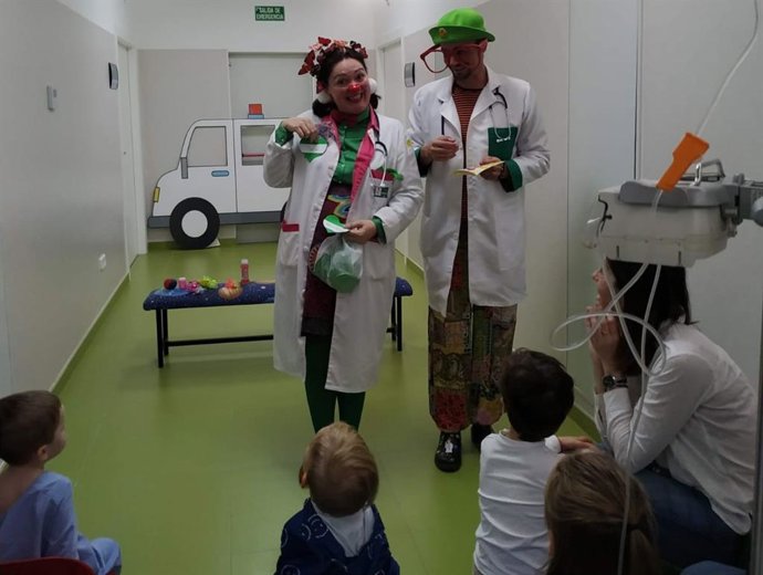 Archivo - Una actividad con menores del aula del Hospital San Agustín.