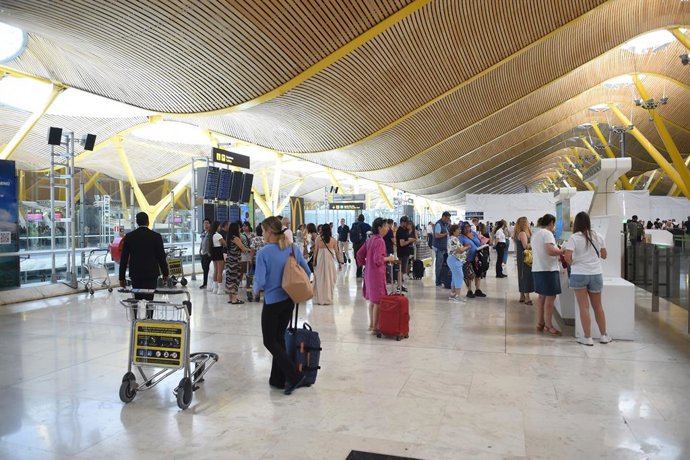 Pasajeros esperan en la entrada de la Terminal 4 de Barajas durante el colapso por falta de personal, a 2 de julio de 2025, en Madrid (España). Según fuentes consultadas por Europa Press, esta congestión se viene dando ya desde hace unos días, pero hoy ha