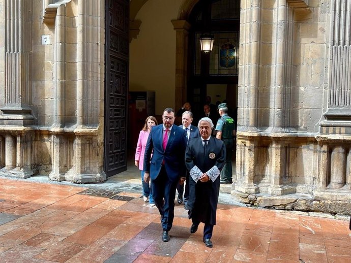 El presidente del Principado, Adrián Barbón, y el presidente del TSJA, Jesús María Chamorro, llegando al acto de toma de posesión.