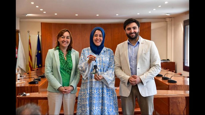 La consellera Sílvia Paneque y el alcalde de Manlleu Arnau Rovira con una de las adjudicatarias de las viviendas