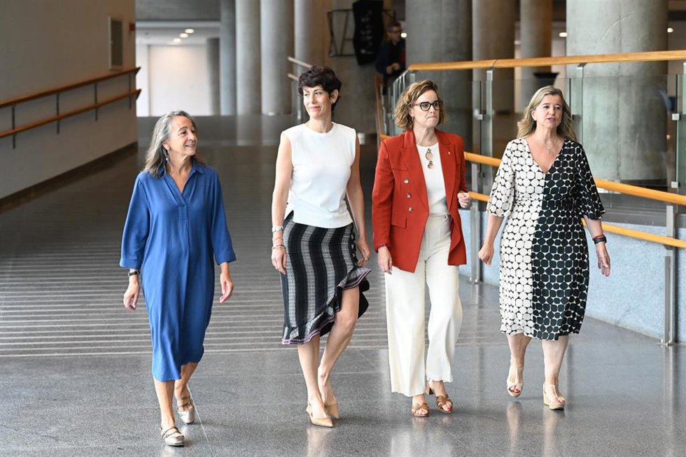 La ministra  Elma Saiz; la diputada general, Elixabete Etxanobe; la diputada foral de Empleo, Cohesión Social e Igualdad, Teresa Laespada; y la delegada del Gobierno en el País Vasco, Marisol Garmendia
