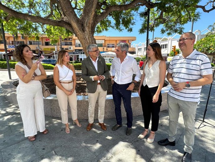 El secretario general del PSOE de Málaga, Josele Aguilar, y el portavoz socialista en Benalmádena, Víctor Navas, junto a otros ediles socialistas de la ciudad costasoleña.