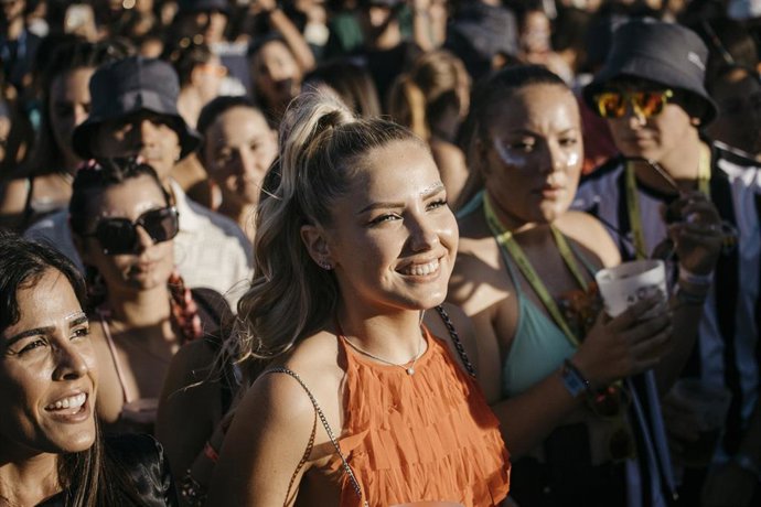 Archivo - Miles de personas asisten a la celebración de un festival de música