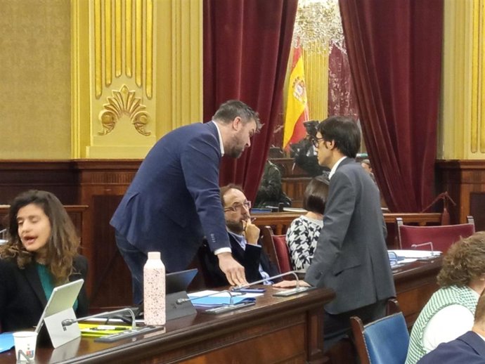 Archivo - Los portavoces de MÉS per Mallorca, Lluís Apesteguia (i); Més per Menorca, Josep Castells (c), y PSIB, Iago Negueruela (d), conversan en el Parlament.