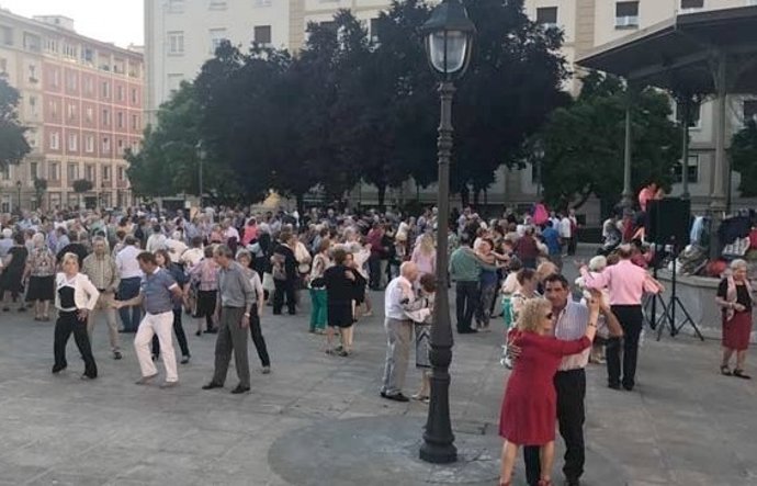 Bilboko Levante plazan dantzan