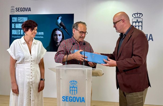 El concejal de Cultura de Segovia, Juan Carlos Monroy, entrega un obsequio al director saliente del Festival, Ignacio Sanz, en presencia de su sustituta, Elia Tralará.