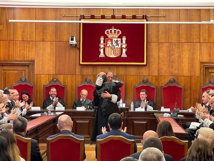 El presidente de la Audiencia Provincial, Antonio Lorenzo, se da un abrazo con el magistrado José Antonio Soto-Jove, a quien sucede en el cargo.