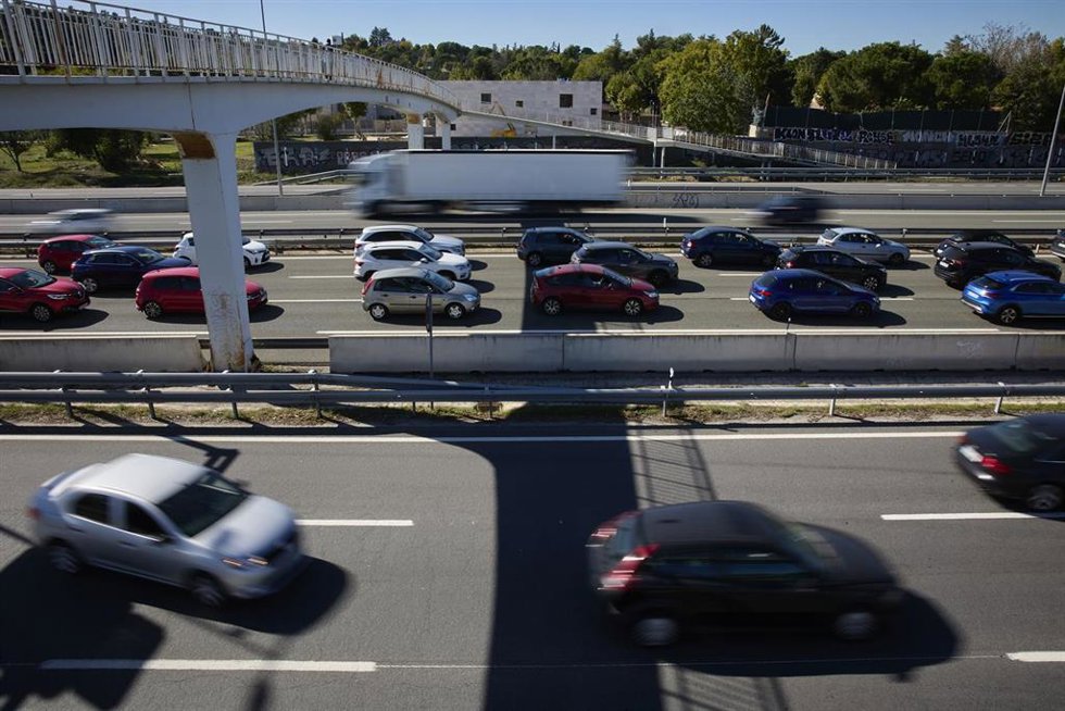 Archivo - Un atasco en el km. 23 de la autopista A-1, con motivo de la operación salida del Puente del Pilar 2021, el primero sin apenas restricciones debido a la pandemia del Covid-19, a 8 de octubre de 2021, en Madrid (España). Con motivo de la festiv