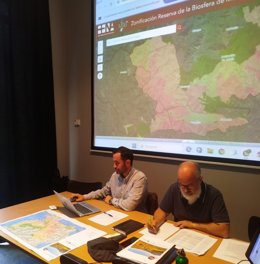 El DG de Custodia del Territorio y Prevención de Incendios, David Villar, y el director del Parque Natural de Fuentes del Narcea, Degaña e Ibias, Jaime Gordo.