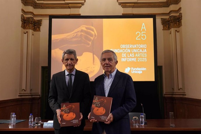 El presidente de la Fundación Unicaja, José M. Domínguez, y el coordinador editorial del informe y exdirector del Museo Picasso Málaga, José Lebrero, han presentado este viernes en Málaga la primera de las publicaciones surgidas de este observatorio