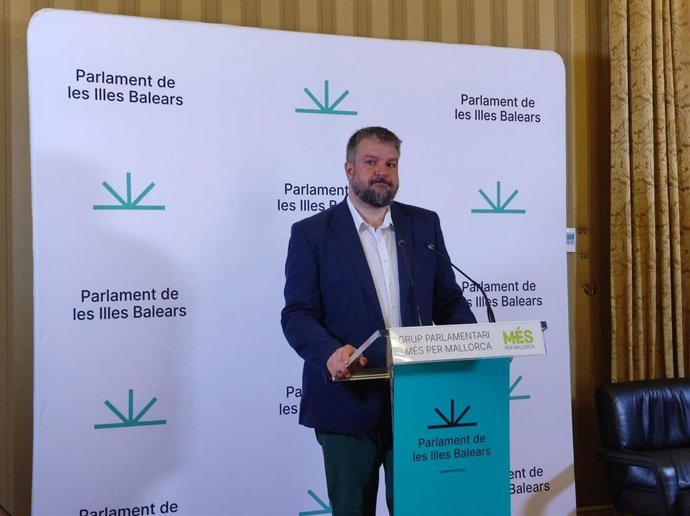 Archivo - El portavoz parlamentario de MÉS per Mallorca, Lluís Apesteguia, en rueda de prensa.