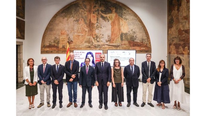 El conseller Albert Dalmau junto a los rectores este viernes