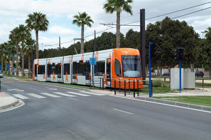 Archivo - Imagen de archivo de un tren del TRAM d'Alacant
