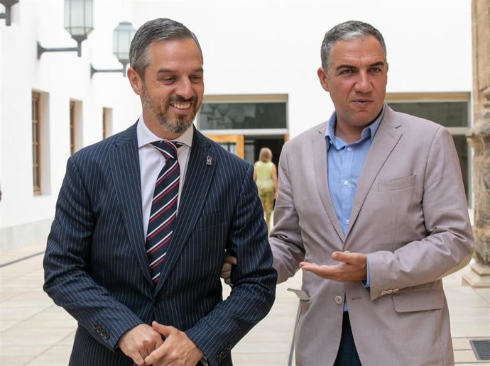 Archivo - Juan Bravo (i.) y Elías Bendodo