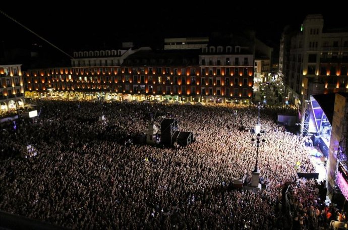 Archivo - Imagen de archivo de un concierto en la Plaza Mayor de Valladolid.