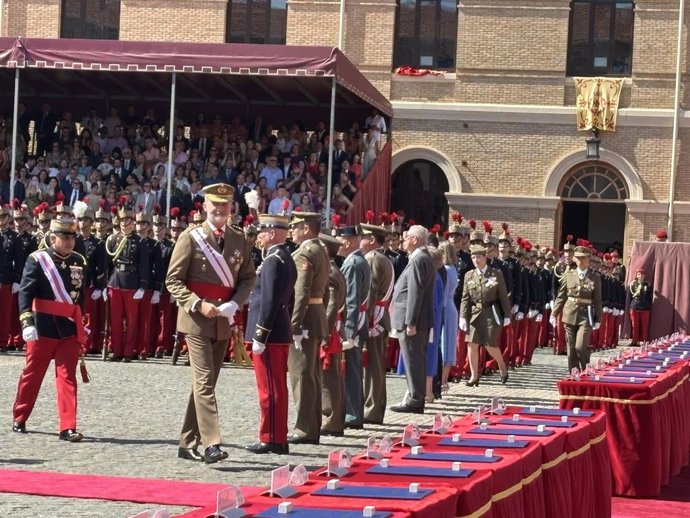 Su Majestad el Rey, Don Felipe VI, en la entrega de Reales Despachos a los 489 nuevos oficiales del Ejército y la Guardia Civil egresados de la Academia General Militar.