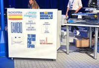 El PP vende camisetas en su congreso con frases de Sánchez como "fachosfera" o "Son las cinco y no he comido"