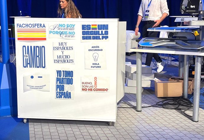 Stand de venta de camisetas en el XXI congreso nacional del Partido Popular.