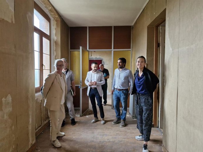 El director general de Vivienda, Jesús Daniel Sánchez, visita el edificio de La Malatería junto con la secretaria general del concurso de arquitectura Europan España, Carmen Imbernón.