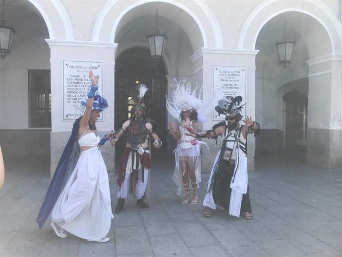 Actuación de la compañía Tupá Percusión Teatral en la plaza de España de Mérida