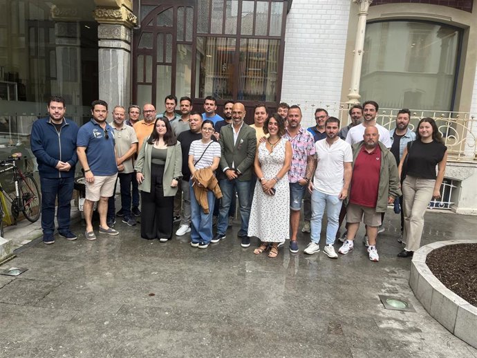 El presidente de Divertia, Óliver Suárez, junto a hosteleros que participaron en el sorteo de casetas de Paseo Gastro.