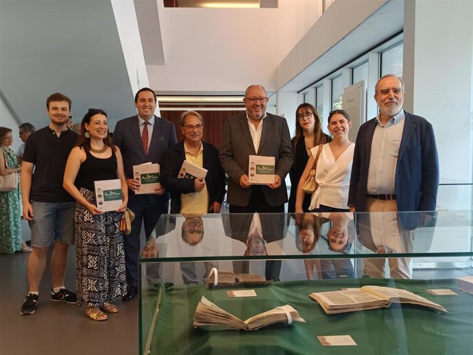 (Desde Izda.) Pablo Rodríguez, Elisa Borsari, Rafael Bonilla, Eugenio Domínguez, Manuel Torralbo, Martina Muñoz, Lucía Ruiz Y Francisco Del Río, En La Presentación Del Catálogo De La Muestra 'Por Facultad Y Ciencia'.