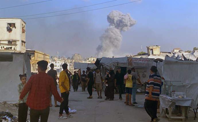 2 de julho de 2025, Cidade de Gaza, Faixa de Gaza, Território Palestino: A fumaça se espalha após um ataque israelense a uma casa a leste da Cidade de Gaza, em 2 de julho de 2025, em meio à guerra entre Israel e o movimento militante palestino Hamas