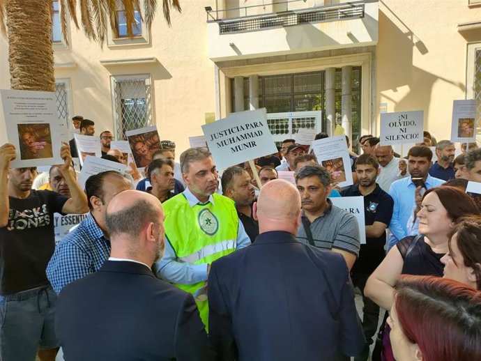 El subdelegado del Gobierno, Manuel Fernández (de espalda, en el centro), en la concentración por la muerte de Muhammad Munir.