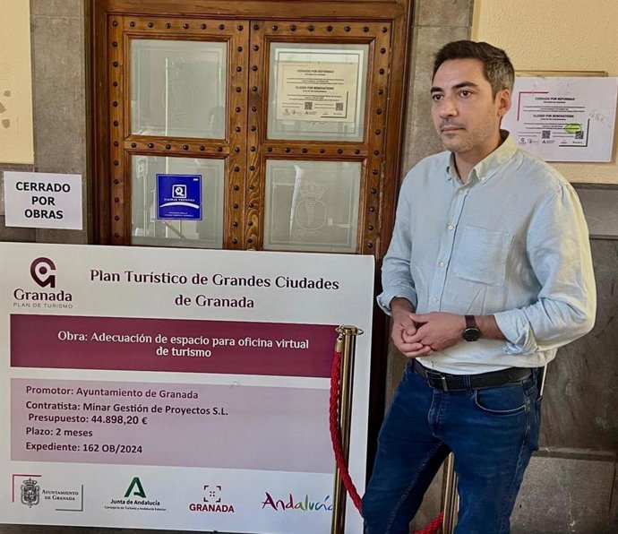 Eduardo Castillo, del PSOE, ante la Oficina de Turismo