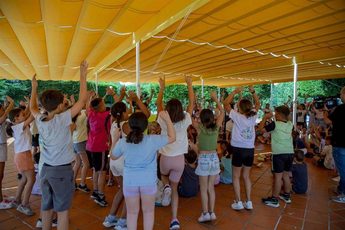 Un grupo de niños participan en una actividad en el campamento de Cerro Muriano.