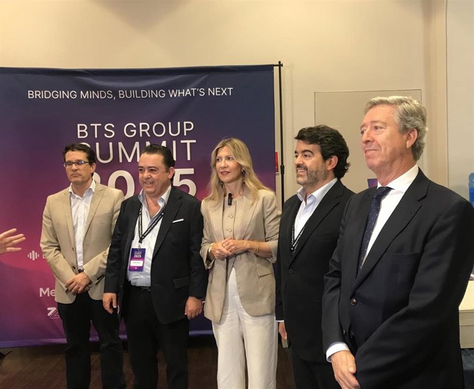 La vicepresidenta y consejera de Presidencia, Economía y Justicia del Gobierno aragonés, Mar Vaquero, con respnsables de la emrpea BTS antes de la clausura del BTS Group Summit