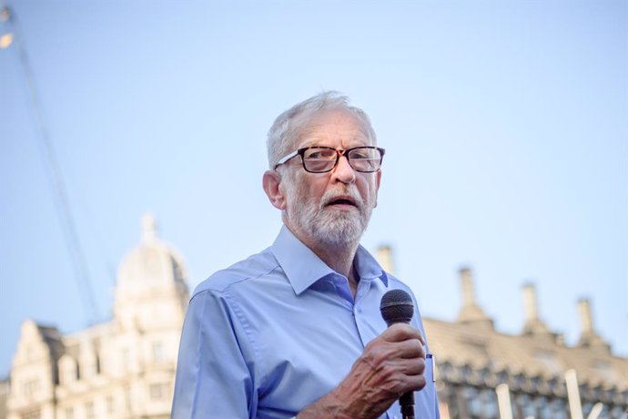 30 de junho de 2025, Londres, Reino Unido: Londres, Reino Unido.  Jeremy Corbyn discursa para ativistas de deficientes em um comício na Praça do Parlamento antes da votação de ontem sobre o projeto de lei do Crédito Universal e do Pagamento de Independênc