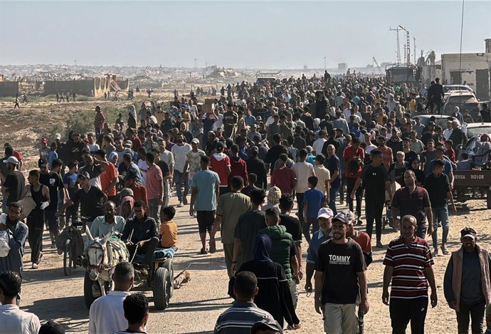 Archivo - Palestinos acuden a intentar obtener ayuda humanitaria repartida por la Fundación Humanitaria para Gaza (GHF), respaldada por Israel y Estados Unidos, en el sur de la Franja de Gaza (archivo)