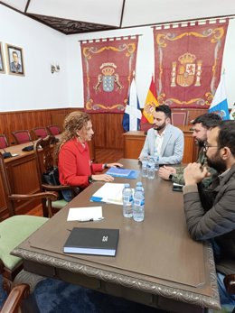 Reunión entre la consejera de Vivienda del Cabildo de Tenerife, Sonia Hernández, con el Ayuntamiento de Icod de los Vinos para abordar mejoras de saneamiento en el municipio
