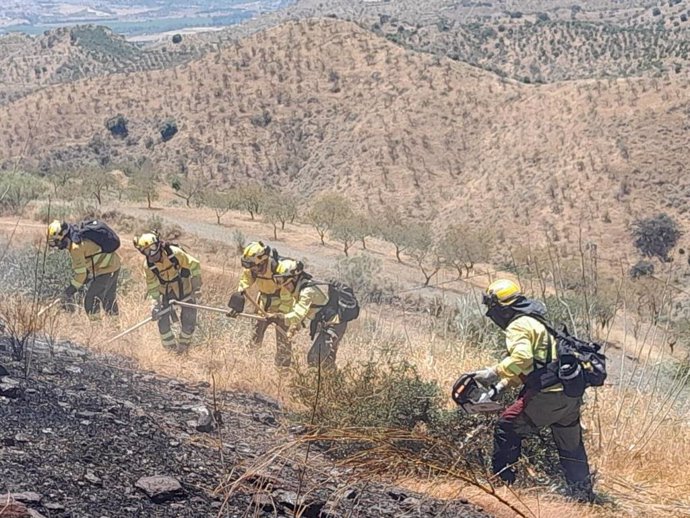 Tras la estabilización, eectivos movilizados por el Infoca al paraje de la Ermita de las Tres Cruces en Cártama permanecen trabajando en el lugar para el control del incendio forestal y su posterior extinción.