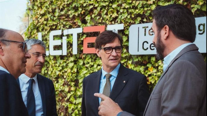 El president de la Generalitat, Salvador Illa, amb el president i el director general de Leitat