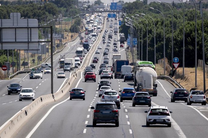 Varios vehículos circulan durante la primera operación salida de verano 2025, en la autovía A4, a 27 de junio de 2025, en Madrid (España). La Dirección General de Tráfico (DGT) prevé para esta primera operación salida del verano 2025 un total de alrededor