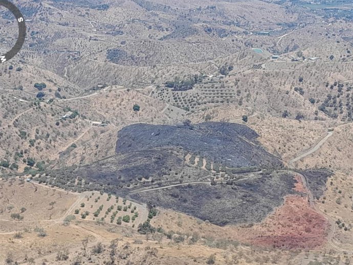 El incendio en el paraje de la Ermita de las Tres Cruces en Cártama queda controlado