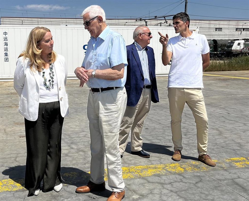 La alcaldesa Cristina Ayala, charla con el administrador del la empresa LCR, Bruno Torresano, en el Puerto Seco de Villafría.