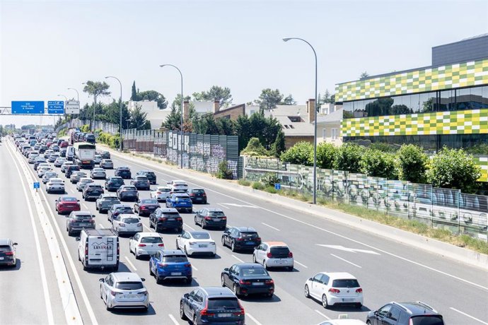 Varios vehículos circulan durante la primera operación salida de verano 2025, en la autovía A6, a 27 de junio de 2025, en Madrid (España). La Dirección General de Tráfico (DGT) prevé para esta primera operación salida del verano 2025 un total de alrededor