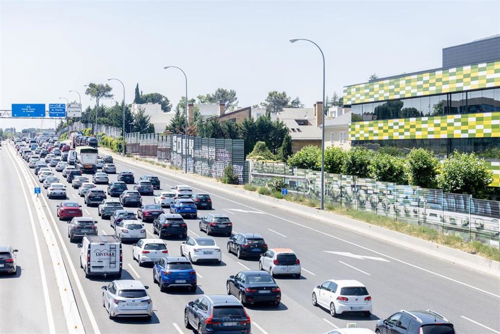 Varios vehículos circulan durante la primera operación salida de verano 2025, en la autovía A6, a 27 de junio de 2025, en Madrid (España). La Dirección General de Tráfico (DGT) prevé para esta primera operación salida del verano 2025 un total de alreded